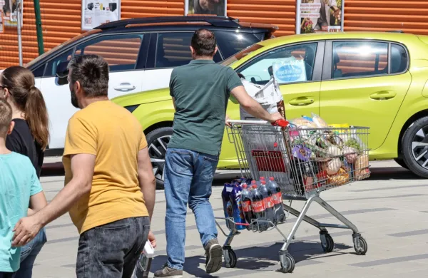 Vedno več kupcev primerja cena v različnih trgovinah, pozorni so tudi na akcije in popuste.  