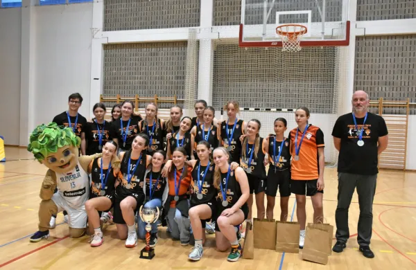 Najboljša primorska ženska košarkarska ekipa U-14 je na DP 
srebrna Vipava.