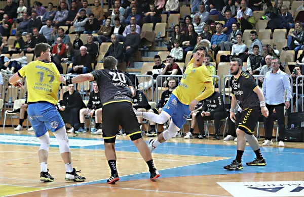 Andraž Makuc (z žogo) je osvojil strelsko lovoriko, Velenjčanom (v 
temnejših dresih) s trenerjem Zoranom Jovičićem (desno) pa je 
pripadel naslov državnih prvakov. 