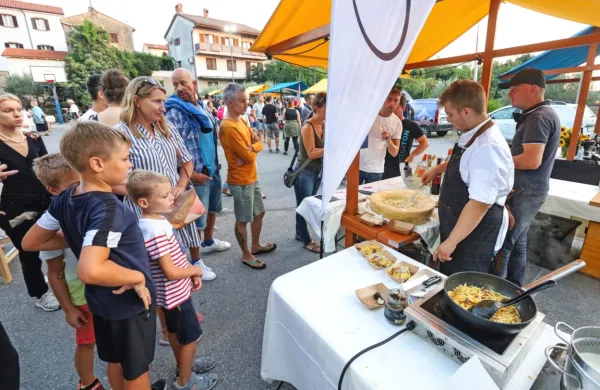 Altroke Istra Gourmet Festivali  na koprskem  podeželju v poletnih 
mesecih potekajo vsak zadnji četrtek v mesecu. Utrinek je s 
kulinarične tržnice v Dekanih.