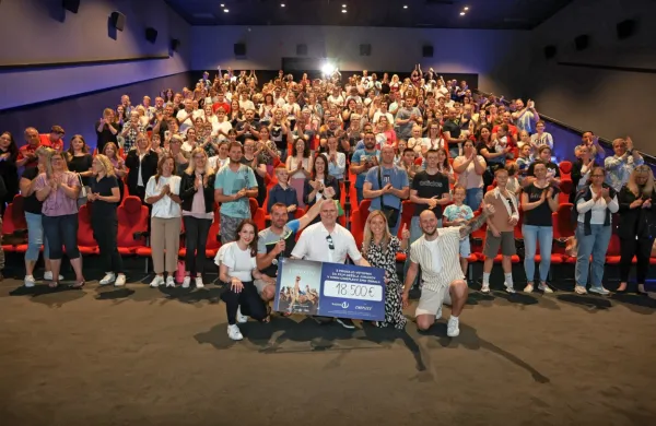  S filmskimi predstavami je Deželak Junak z ekipo po Sloveniji 
zbral 18.500 evrov, ki jih bodo v celoti podarili v dobrodelne 
namene. Fotografija je iz Kopra.