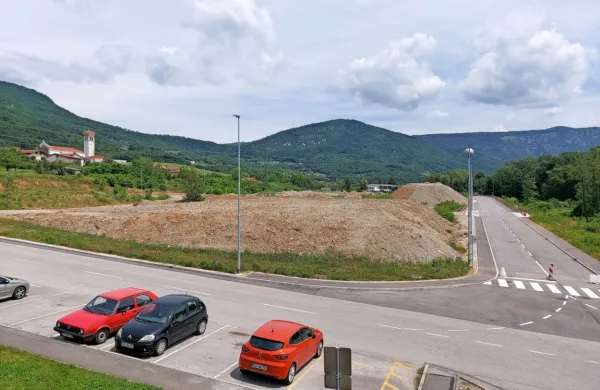 Cona v Kromberku ima uporabno dovoljenje, v juniju bo občina 
prodajala še šest zemljišč. 