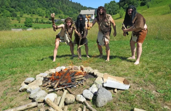 Na Glasu piščali (v organizaciji TD Reka) ogenj, kot njega dni, netijo 
“neandertalci” iz hrvaške Krapine. 