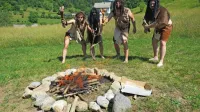 Na Glasu piščali (v organizaciji TD Reka) ogenj, kot njega dni, netijo 
“neandertalci” iz hrvaške Krapine. 