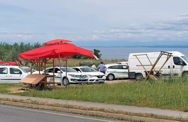 Na Belvederju in  pod  Valeto   je  bilo  sredi  dneva   večje število  
predstavnikov  Finančne  uprave,  z njimi  so  bili tudi  policisti.