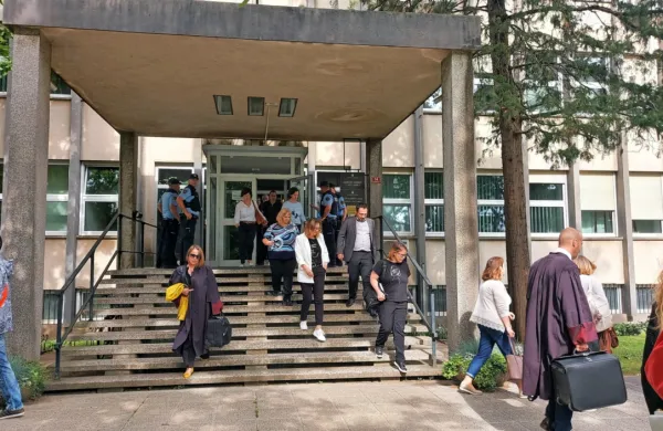 Včeraj  okoli pol desetih  dopoldne  je  lažna najava  o  nastavljeni  
bombi  spraznila  sodno stavbo.  