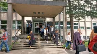 Včeraj  okoli pol desetih  dopoldne  je  lažna najava  o  nastavljeni  
bombi  spraznila  sodno stavbo.  