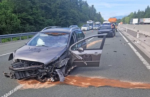 Po trkih  v  odbojno  ograjo je  voznik  z razbitim  avtom  obstal  med  
prehitevalnim  in  voznim  pasom.