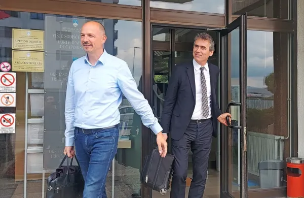 Sergej Racman  (desno) z  odvetnikom  Blažem  Kovačičem  Mlinarjem,  pooblaščencem  družbe  Cratos  