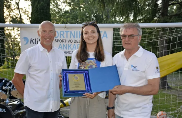 Športnica leta v občini Ankaran je odbojkarica Tajda Lovšin. Levo 
je gost prireditve, nekdanji vrhunski motociklist relija Dakar, Miran 
Stanovnik, desno pa stoji predsednik zveze Klif, Esad Kajtazović.	