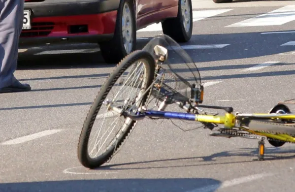 Policisti pozivajo voznika, ki je v sredo pri Vipavi zbil otroka na 
kolesu, naj se oglasi. (Fotografija je simbolična)