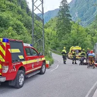 Pri Kobaridu so na poškodovanega motorita med prvimi naleteli 
tolminski zdravstveni reševalci.