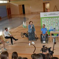 Aneja Dopliharja s spremstvo iz Zveze za šport invalidov Slovenije 
je v njegovi osnovni šoli v Dornberku pozdravila pomočnica 
ravnatelja Irena Humar Kobal.