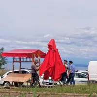 Ob obisku inšpektorjev so včeraj morali prodajalci pospraviti sadje 
in podreti stojnice. Izginili so tudi značilni rdeči dežniki.