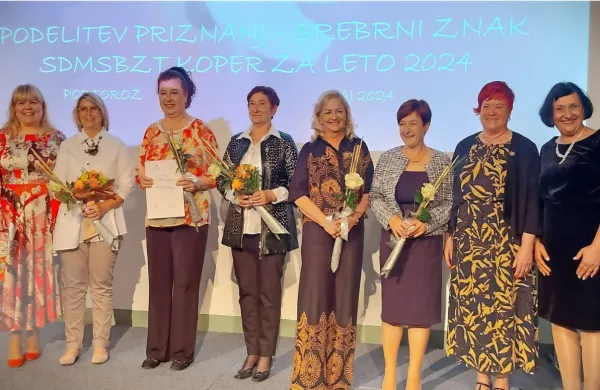 S podelitve priznanj Srebrnega znaka (z leve): Doroteja Dobrinja, 
predsednica Strokovnega društva medicinskih sester, babic in 
tehnikov Koper, dobitnice Nives Pintar, Majda Vrtovec, Irena 
Vukelić Lamper, Vjerica Božič in Cvetka Lorger Rekić,  predsednica 
komisije za priznanja Marina Čok in predsednica strokovne 
Zbornice-Zveze Monika Ažman.  