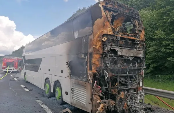 Goreči  avtobus  je  v  torek  popoldne ustavil  promet  po  avtocesti 
med  Senožečami in Razdrtim.  
