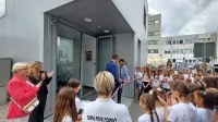 Humanitarni center Rdečega križa Nova Gorica na Bidovčevi ulici je z včerajšnjo slovesnostjo, ki so ji 
poseben pečat dali učenci POŠ Ledine, uradno   odprl vrata. 