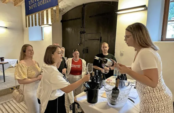 &Scaron;tudenti predstavili vina in umetni&scaron;ka dela (FOTO)