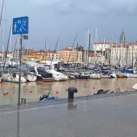 Poplavilo Tartinijev trg v Piranu, pe&scaron;pot med Piranom in Fieso je zaprta