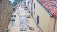 Ulica 9. korpusa, ki vodi od piranskega obzidja proti Tartinijevemu 
trgu in ki jo zdaj prenavljajo, se je spremenila v blatno reko. 