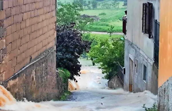 (NEURJE) V Kastelcu voda zalivala hi&scaron;e in dvori&scaron;ča, v Bo&scaron;amarinu odneslo del ceste