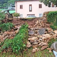 (NEURJE) V Kastelcu voda zalivala hi&scaron;e in dvori&scaron;ča, v Bo&scaron;amarinu odneslo del ceste