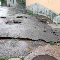 (NEURJE) V Kastelcu voda zalivala hi&scaron;e in dvori&scaron;ča, v Bo&scaron;amarinu odneslo del ceste