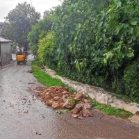 (NEURJE) V Kastelcu voda zalivala hi&scaron;e in dvori&scaron;ča, v Bo&scaron;amarinu odneslo del ceste