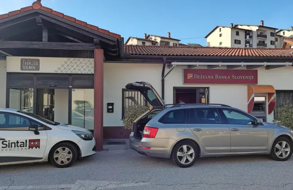 Sredi  lanskega  oktobra  se je  med  domačini kmalu razvedelo, kaj se  
je  dogajalo  v  poslovalnici Deželne  banke.  