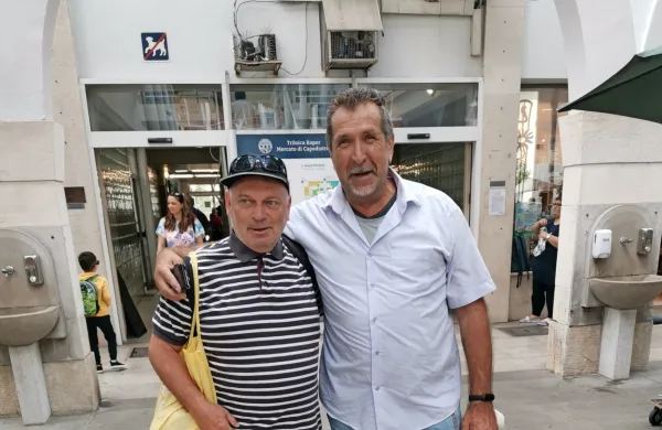 Igor Colja (na fotografiji desno) in Joško Matjašec sta zatrdila, da 
sta zakopala bojno sekiro.
