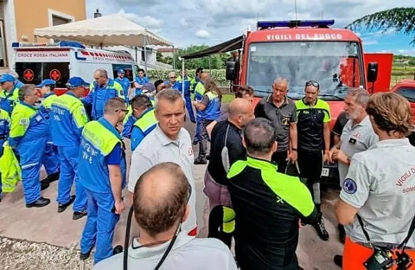 Od petka se v obsežni reševalni akciji trudijo gasilci, gorski 
reševalci, prostovoljci civilne zaščite in pripadniki drugih varnostnih sil. 