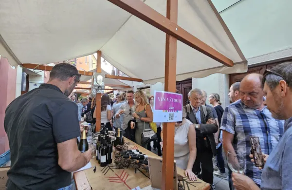 Na stojnicah je bilo mogoče  degustirati  in kupiti vina, olja ter 
druge značilne lokalne pridelke in izdelke.