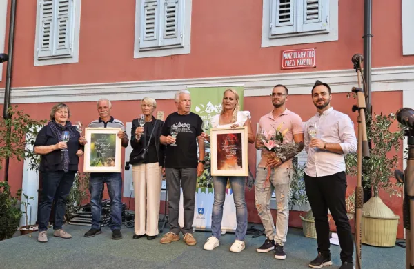 Župan Milan Bogatič je  na Manziolijevem trgu  sprejel nagrajence. 
Na  fotografiji (z leve) dr. Milena Bučar Miklavčič, Milan Klodič (oče 
Martine Veršnik), Tamara Rusjan,  župan Milan Bogatič,  Mojca in 
Reni Markovič (sestra in brat Tine Markovič) ter voditelj Žiga 
Rustja. 