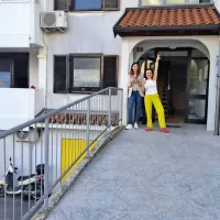 Prebivalke in prebivalci Benčičeve ulice so z zanimanjem spremljali reševalno akcijo.