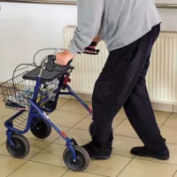 Ljudi za delo v domovih za starejše in drugih socialnovarstvenih 
zavodih je vedno manj. Kadrovsko stisko naj bi rešili z interventnim zakonom.  