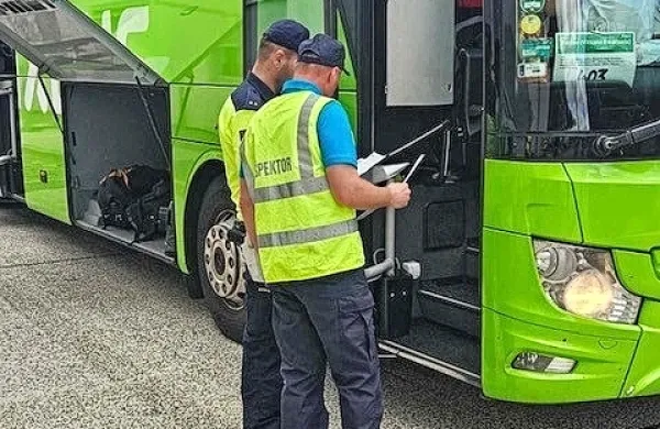 Med  pregledi  avtobusov  so  policisti in inšpektorji  odkrili številne  
pomanjkljivosti.