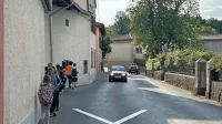 Cesta skozi Tomaj ni prijazna ne za pešce ne za voznike. 