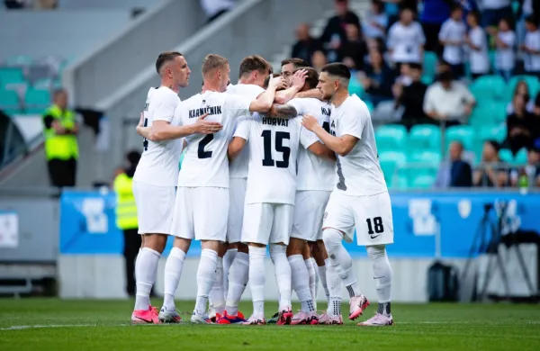 Slovenska nogometna reprezentanca je na predzadnji pripravljalni tekmi pred odhodom na evropsko prvenstvo v Nemčijo v 
Stožicah premagala Armenijo z 2:1 (1:0). 