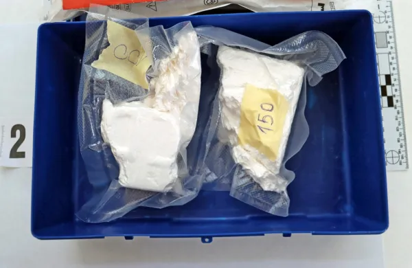 Med preiskavo  so kriminalisti zasegli   poldrugi  kilogram  kokaina, 
800 gramov heroina in 1300 gramov tablet ecstasy.