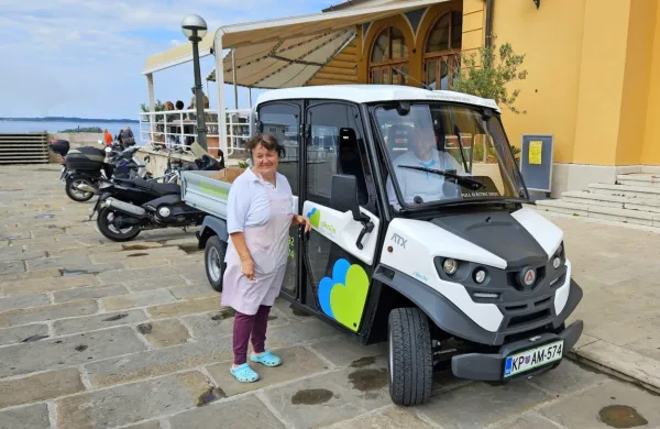 Okolje Piran po starem mestnem jedru Pirana potnike in blago 
odslej prevaža z dvema novima električnima voziloma Dostavko.