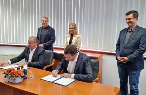 Tolminski župan Alen Červ in direktor SGP Zidgrad Idrija Rado 
Raspet sta danes podpisala pogodbo za izvedbo gradbenih del na 
območju gradu na Kozlovem robu. 