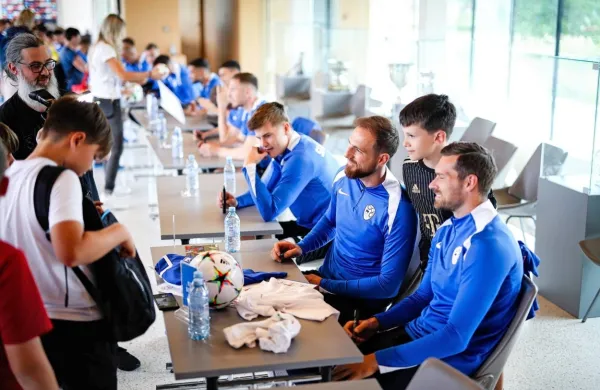 Slovenski reprezentanti so si na Brdu pri Kranju vzeli čas tudi za 
najmlajše navijače. 