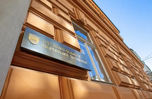Ustavno sodi&scaron;če določilo način izvr&scaron;itve odločbe o sodni&scaron;kih plačah