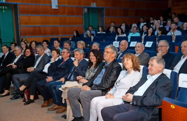 Vi&scaron;ja strokovna &scaron;ola v Postojni praznuje 20 let