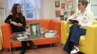 Cerkljanska pesnica Iva Miholić (leva) v pogovoru z Milanko 
Trušnovec o svoji osmi zbirki pesmi svobode Brez kože.