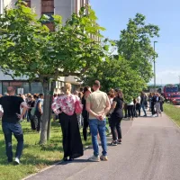 Pred koprskim okrožnim sodi&scaron;čem je bilo več gasilskih vozil, zaposleni so morali zapustiti stavbo