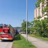 Pred koprskim okrožnim sodi&scaron;čem je bilo več gasilskih vozil, zaposleni so morali zapustiti stavbo
