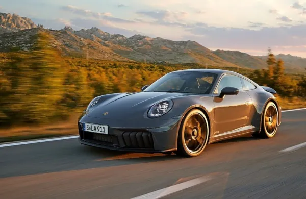 Model 911 ima prvič v svoji dolgoletni zgodovini zdaj elektrificiran 
pogon.