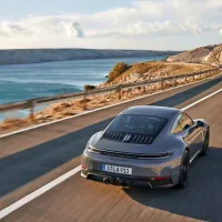 Hibridni Porsche 911 Carrera GTS Coupe bo naprodaj od 181.229 evrov 
naprej. 

