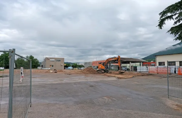 Objekte nekdanje Solkanske industrije apna, razen upravne 
stavbe, so porušili. Z območjem imajo ambiciozne načrte in idejne 
projekte za 23,5 milijona evrov vreden center zelenih tehnologij. 